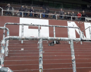 Mitglieder des Fanclub Sehhunde im Stadion des FC. St. Pauli.
