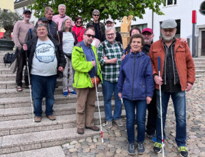 Das Foto zeigt ein Gruppenfoto des Fanclub Seehunde 2023 in Freiburg.