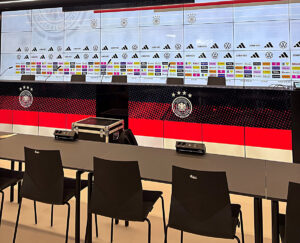 Der Pressekonferenzraum auf dem DFB-Campus in Frankfurt. Im Raum ist eine Bühne mit einem Tisch und mehreren Mikrofonen zu sehen.
