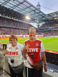 Regina Hillmann und Nina Schweppe im RheinEnergie-Stadion