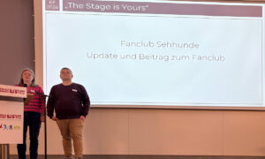 Regina Hillmann und Manuel Beck auf der Bühne des EFL Expertenforum Blindenreportage bei der Präsentation des Fanclubs
