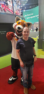 Marcel Franke beim Besuch des Deutschen Fußballmuseums in Dortmund – gemeinsam mit DFb-Maskottchen Paule.