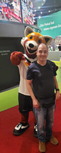 Marcel Franke beim Besuch des Deutschen Fußballmuseums in Dortmund – gemeinsam mit DFB-Maskottchen Paule.